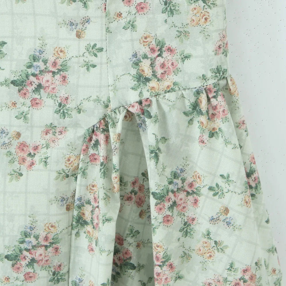 Romantisk Grønn Blomsterkjole – Korsettstil med Midi Lengde og Elegant Sving