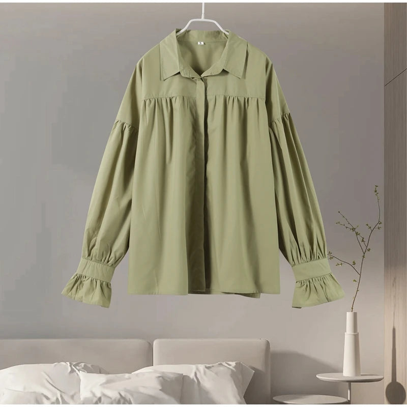 Plissert bluse i grønn med ballongermer – løs passform, knappelukking & klassisk krage (vår/sommer)