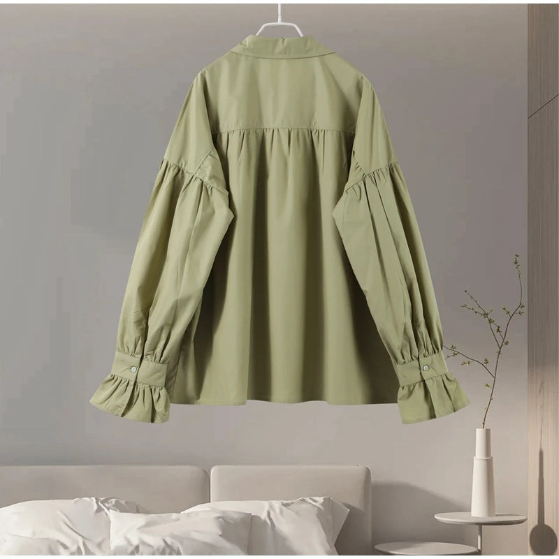 Plissert bluse i grønn med ballongermer – løs passform, knappelukking & klassisk krage (vår/sommer)