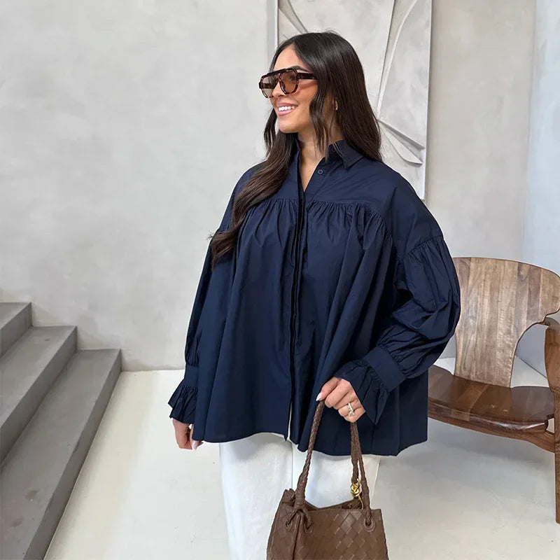 Plissert bluse i grønn med ballongermer – løs passform, knappelukking & klassisk krage (vår/sommer)