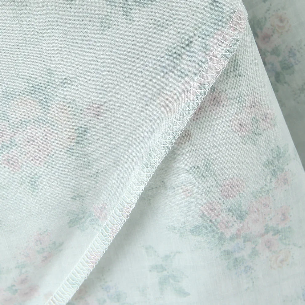 Romantisk Grønn Blomsterkjole – Korsettstil med Midi Lengde og Elegant Sving