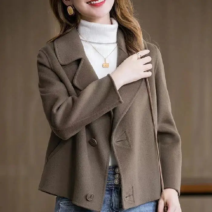 Damejakke i Ull – Kort Kåpe med Krage | Elegant & Tidløs Høst/Vinter