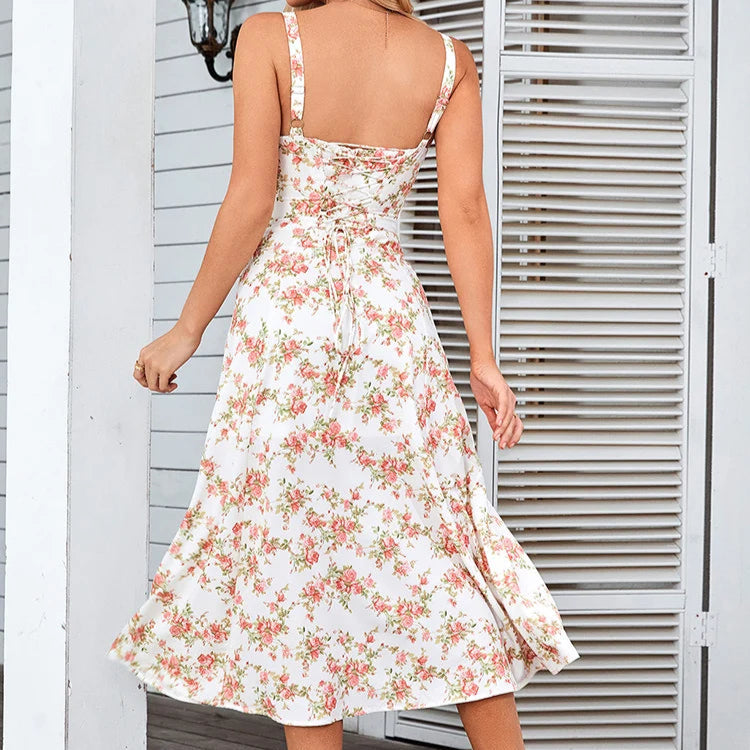 Sommerkjole med Blomsterprint – Midi Lengde med Splitt og Justerbare Stropper