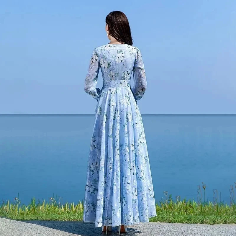 Lang Chiffon Kjole med Blomster – Vårens Elegante V-utringede Kjole med Markert Midje