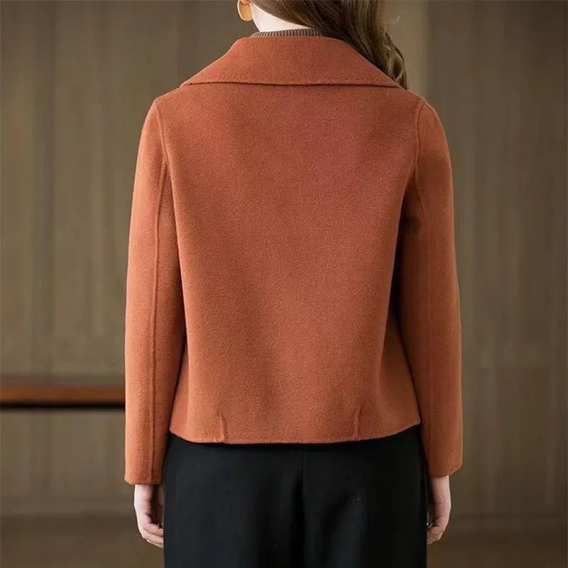 Damejakke i Ull – Kort Kåpe med Krage | Elegant & Tidløs Høst/Vinter