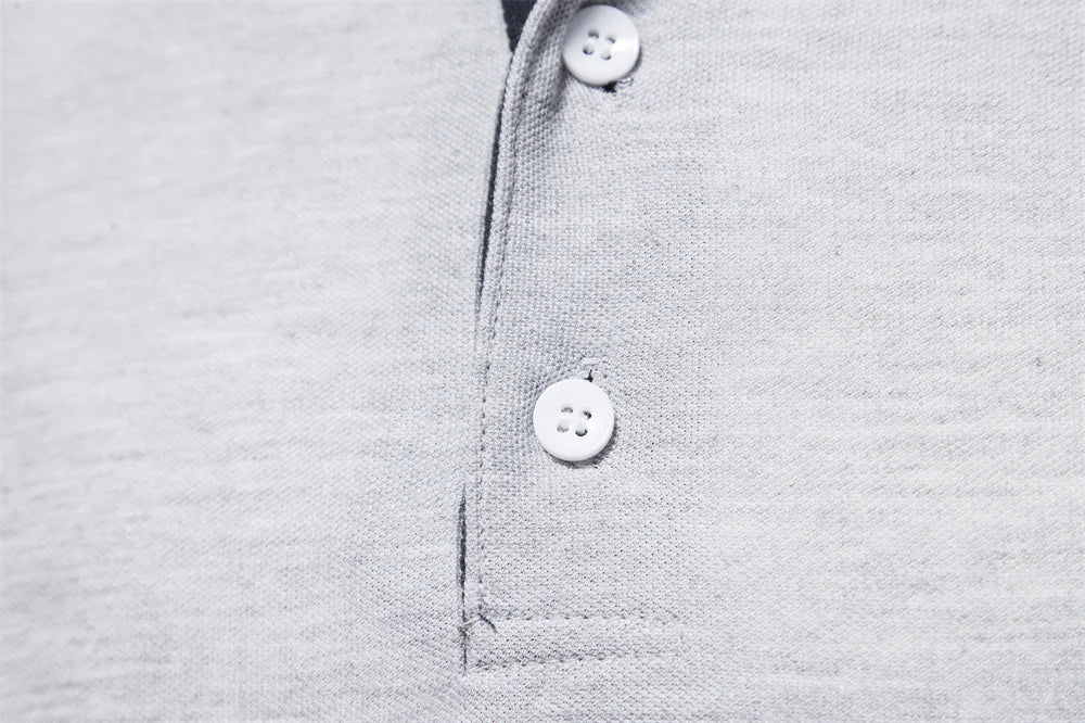 Langermet Pique Skjorte for Herre – Ensfarget med Brodert Hjort, Perfekt for Vår og Business Casual
