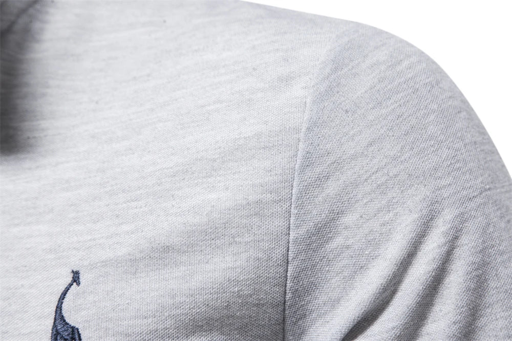 Langermet Pique Skjorte for Herre – Ensfarget med Brodert Hjort, Perfekt for Vår og Business Casual