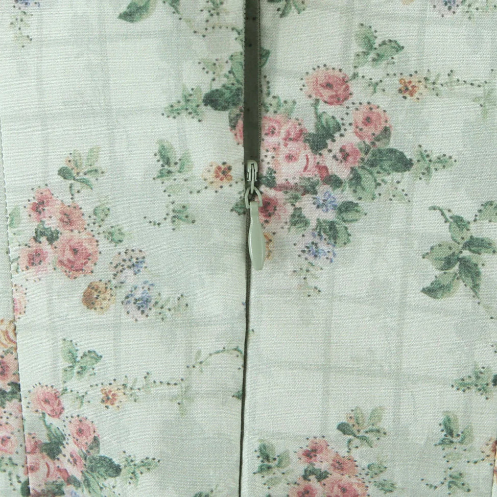 Romantisk Grønn Blomsterkjole – Korsettstil med Midi Lengde og Elegant Sving