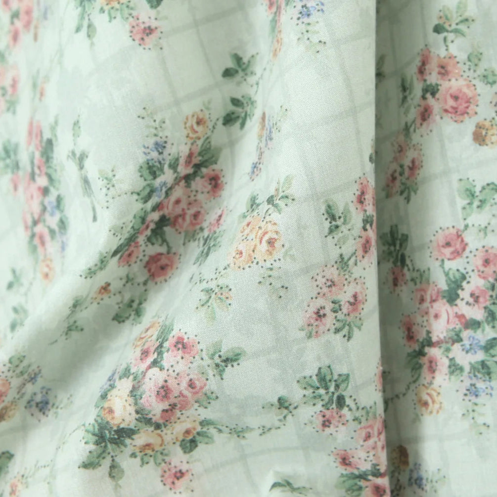 Romantisk Grønn Blomsterkjole – Korsettstil med Midi Lengde og Elegant Sving