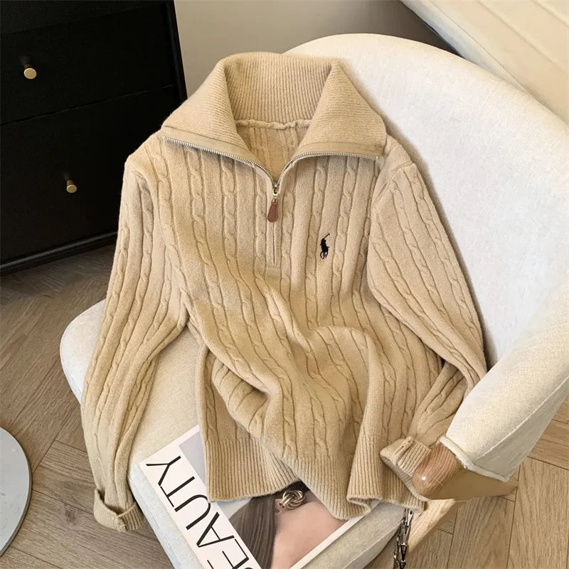 Brodert halv-zip strikkegenser for dame – myk, varm og tidløs