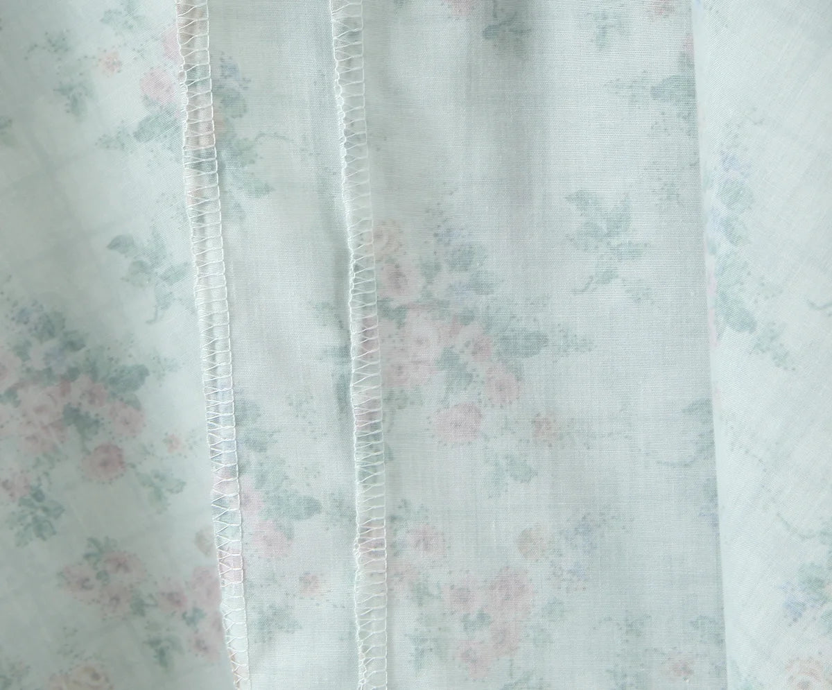 Romantisk Grønn Blomsterkjole – Korsettstil med Midi Lengde og Elegant Sving