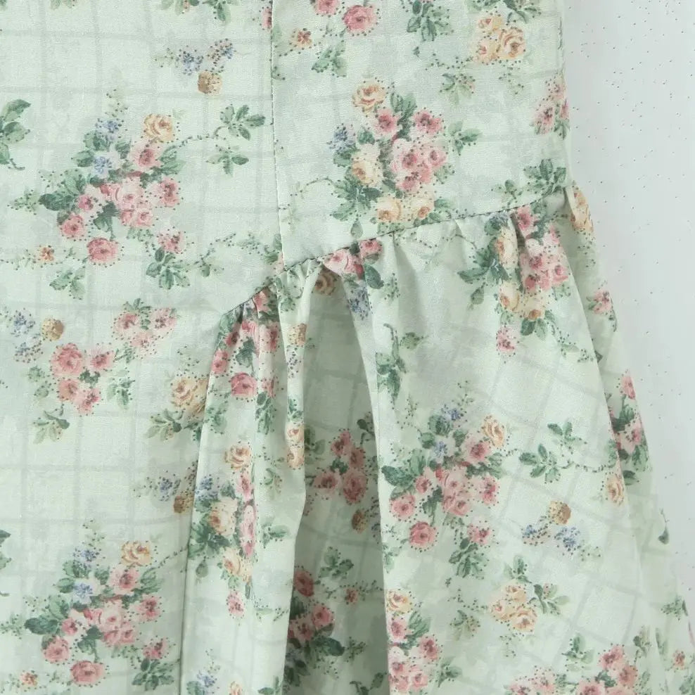 Romantisk Grønn Blomsterkjole – Korsettstil med Midi Lengde og Elegant Sving