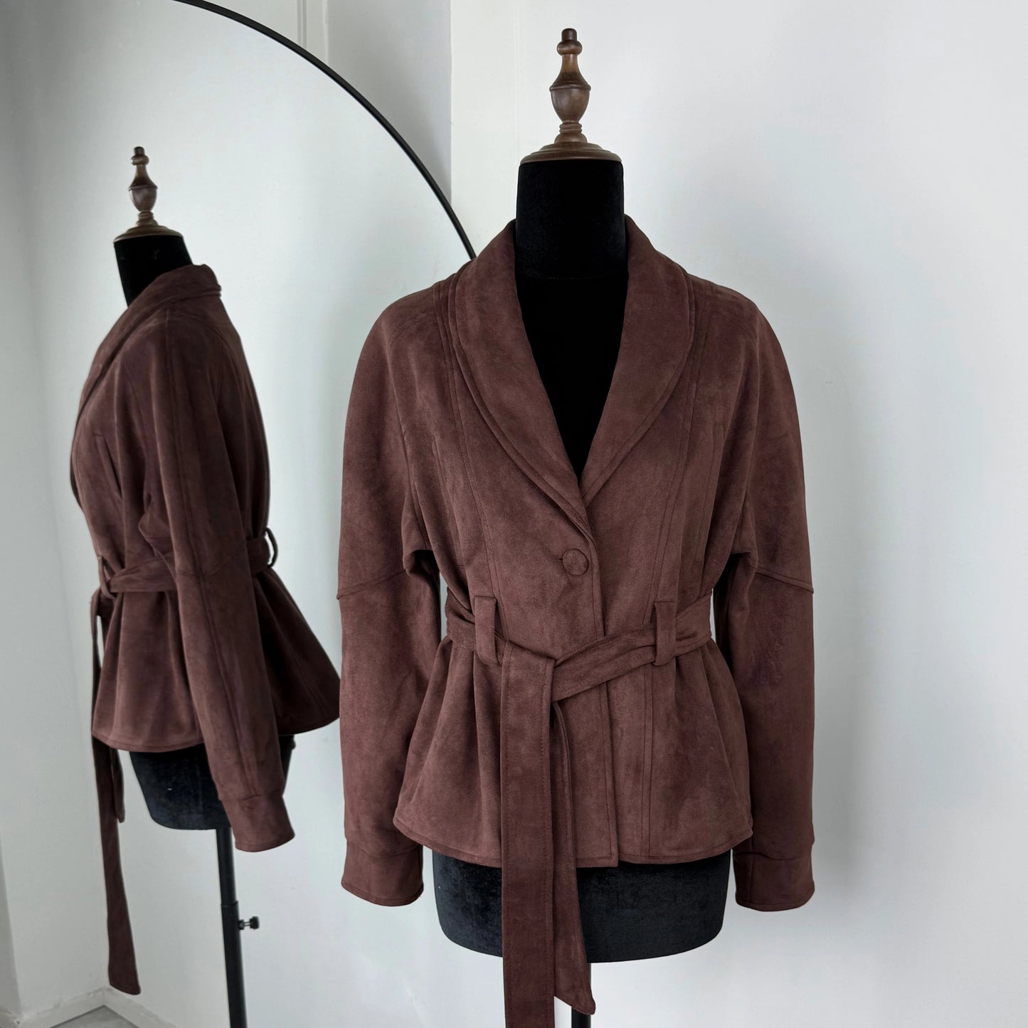 Retro Semsket Jakke for Dame – V-utringet Snørejakke i Semsket Look | Elegant Kontor- og Hverdagsjakke til Høst & Vinter 2025