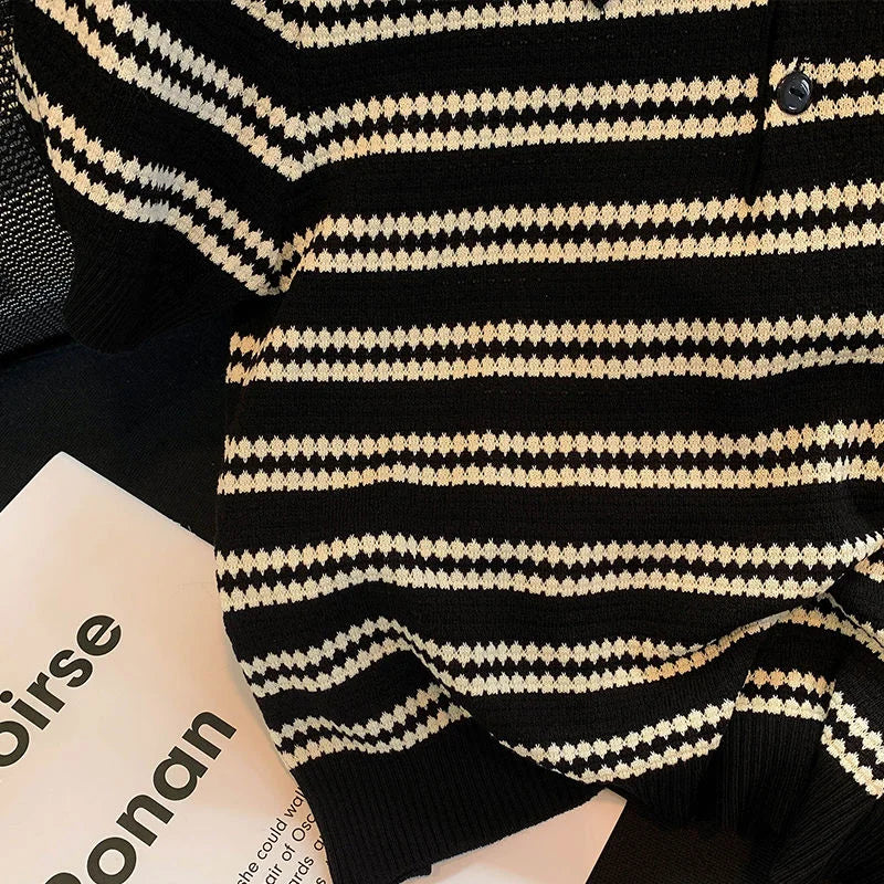 Stripet, kort strikket t-skjorte – sommerfrisk crop med koreansk inspirasjon