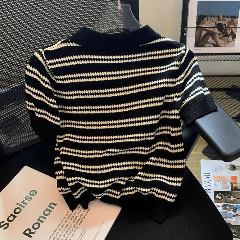 Stripet, kort strikket t-skjorte – sommerfrisk crop med koreansk inspirasjon