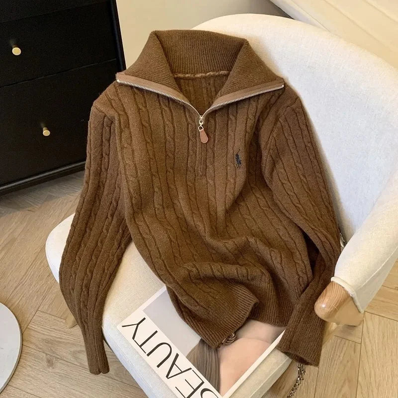 Brodert halv-zip strikkegenser for dame – myk, varm og tidløs