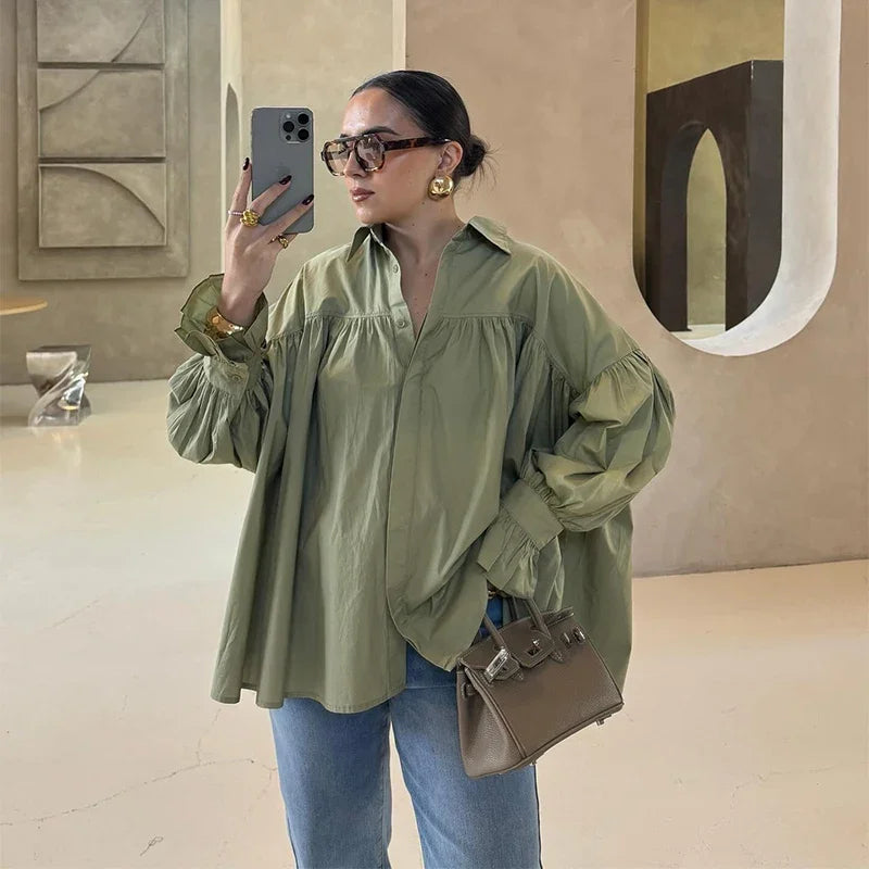 Plissert bluse i grønn med ballongermer – løs passform, knappelukking & klassisk krage (vår/sommer)