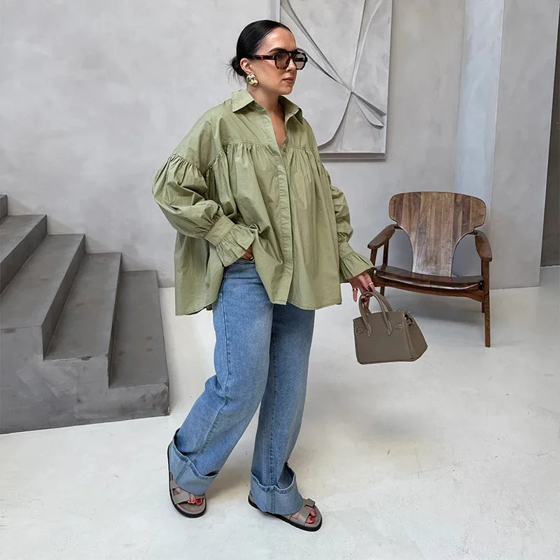 Plissert bluse i grønn med ballongermer – løs passform, knappelukking & klassisk krage (vår/sommer)