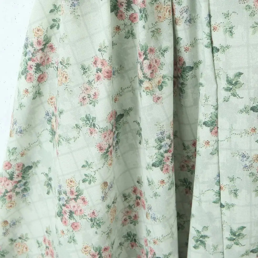 Romantisk Grønn Blomsterkjole – Korsettstil med Midi Lengde og Elegant Sving