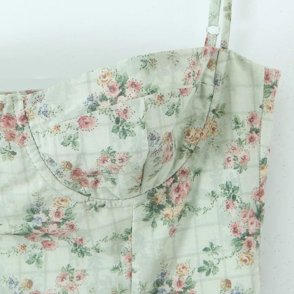 Romantisk Grønn Blomsterkjole – Korsettstil med Midi Lengde og Elegant Sving