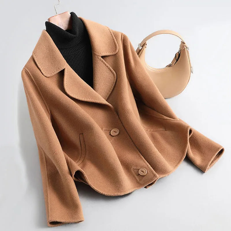 Damejakke i Ull – Kort Kåpe med Krage | Elegant & Tidløs Høst/Vinter