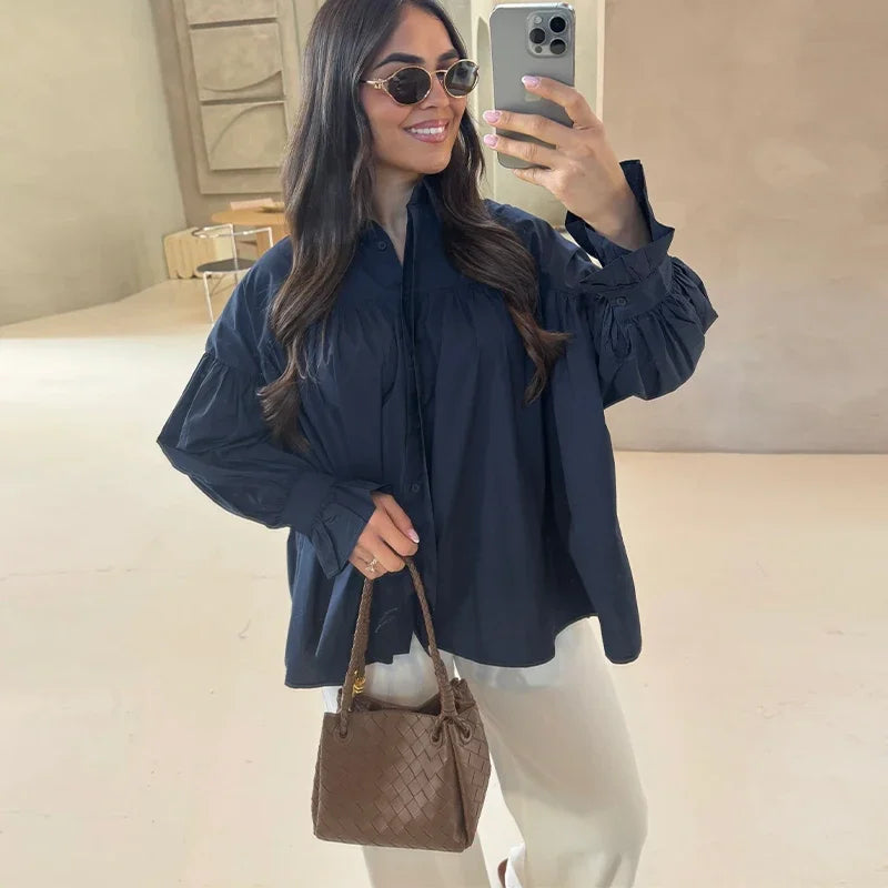 Plissert bluse i grønn med ballongermer – løs passform, knappelukking & klassisk krage (vår/sommer)