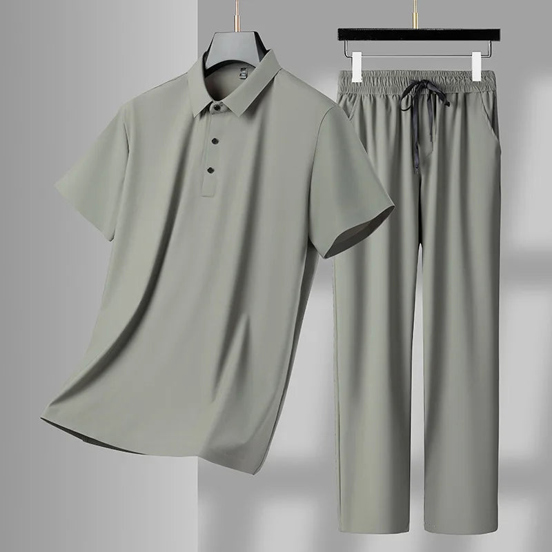 Sommerens Favoritt: Pustende Herresett i Is-silke – Polo & Bukse i Todelt Joggedress
