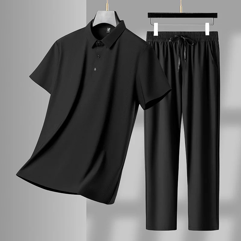 Sommerens Favoritt: Pustende Herresett i Is-silke – Polo & Bukse i Todelt Joggedress