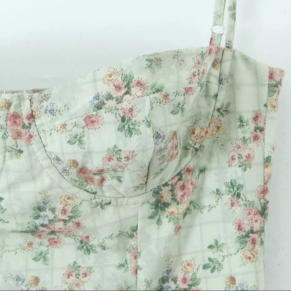 Romantisk Grønn Blomsterkjole – Korsettstil med Midi Lengde og Elegant Sving