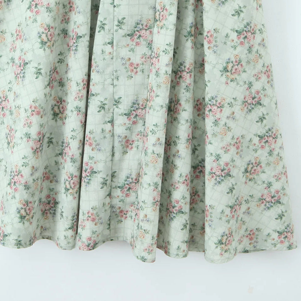 Romantisk Grønn Blomsterkjole – Korsettstil med Midi Lengde og Elegant Sving