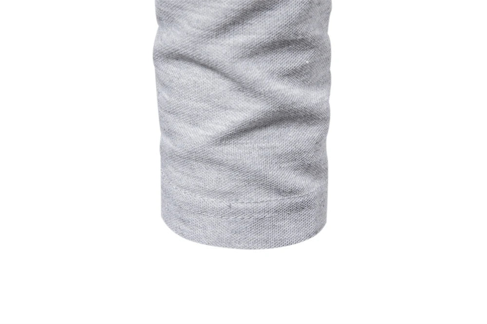 Langermet Pique Skjorte for Herre – Ensfarget med Brodert Hjort, Perfekt for Vår og Business Casual