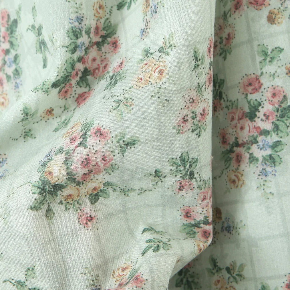 Romantisk Grønn Blomsterkjole – Korsettstil med Midi Lengde og Elegant Sving