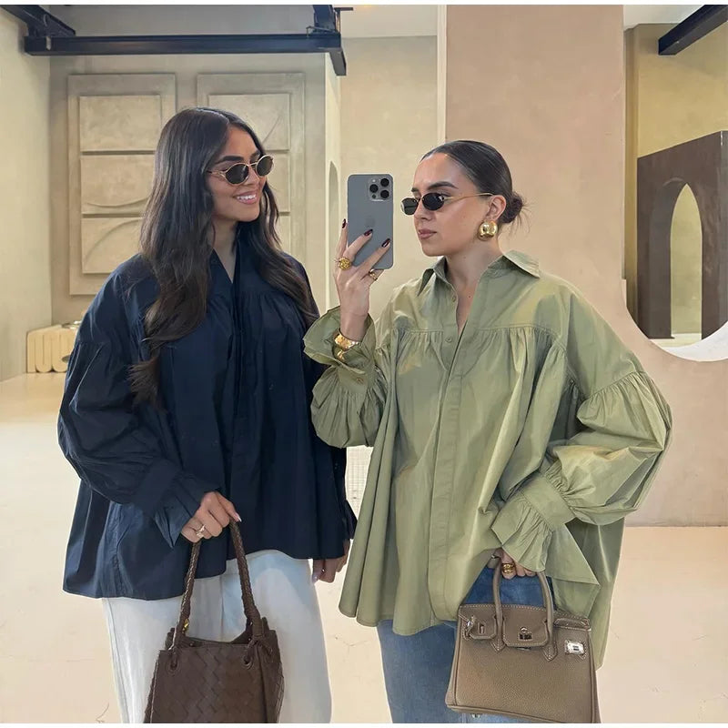 Plissert bluse i grønn med ballongermer – løs passform, knappelukking & klassisk krage (vår/sommer)