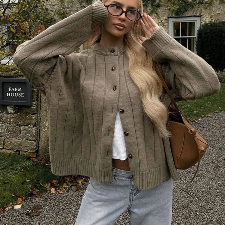 Klassisk strikkecardigan – rund hals, hel erme, løs passform (dame)