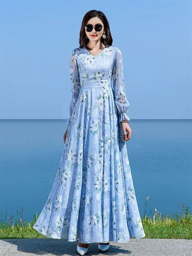 Lang Chiffon Kjole med Blomster – Vårens Elegante V-utringede Kjole med Markert Midje