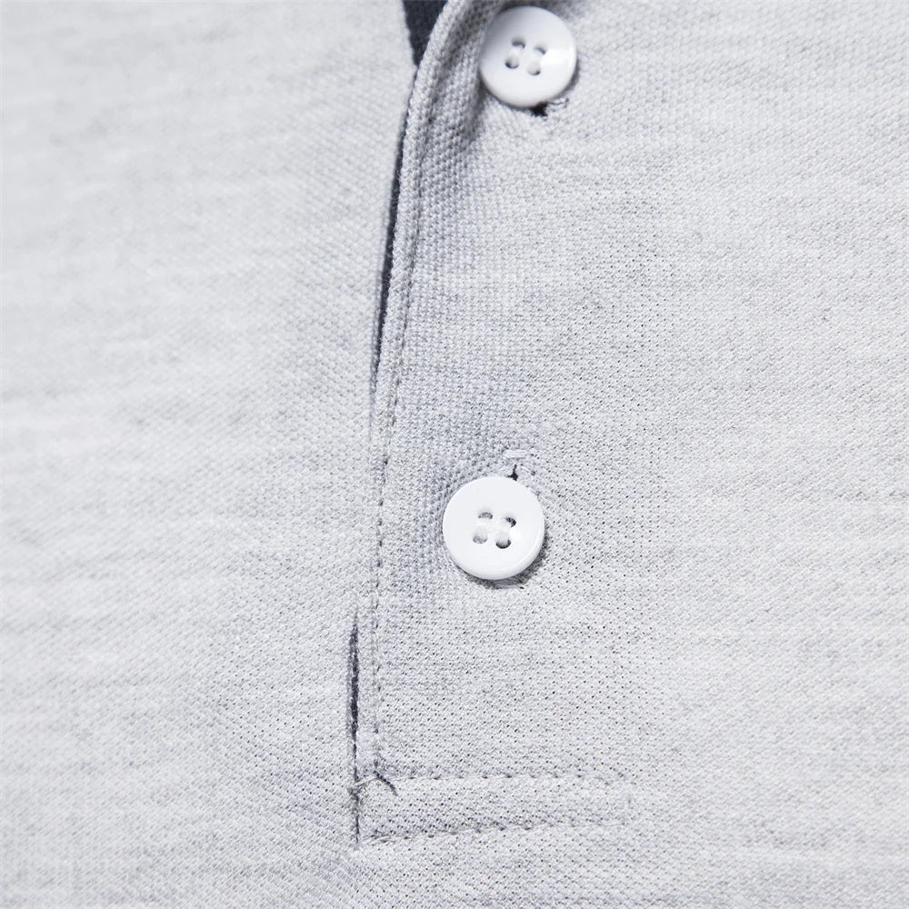 Langermet Pique Skjorte for Herre – Ensfarget med Brodert Hjort, Perfekt for Vår og Business Casual