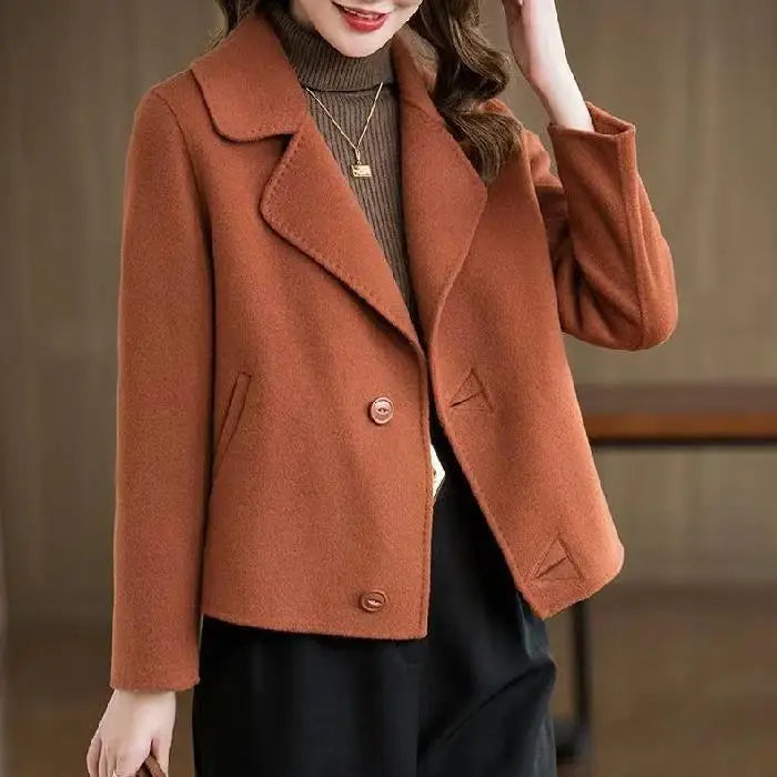 Damejakke i Ull – Kort Kåpe med Krage | Elegant & Tidløs Høst/Vinter