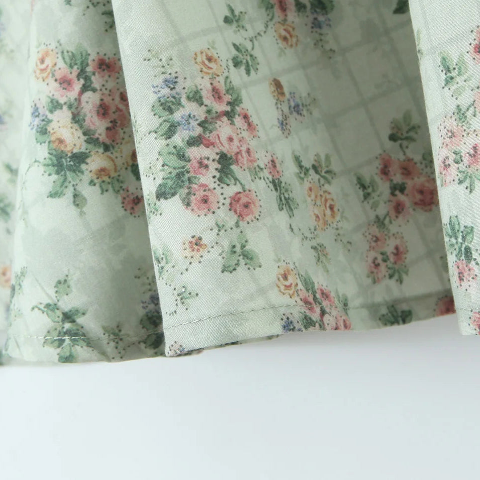 Romantisk Grønn Blomsterkjole – Korsettstil med Midi Lengde og Elegant Sving