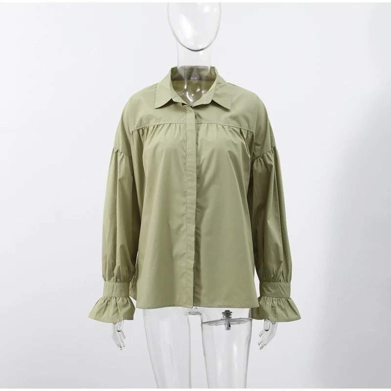 Plissert bluse i grønn med ballongermer – løs passform, knappelukking & klassisk krage (vår/sommer)