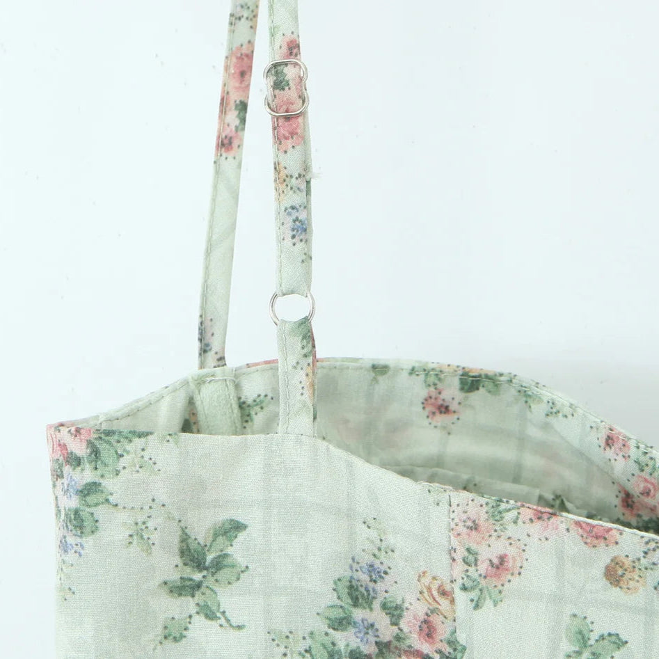 Romantisk Grønn Blomsterkjole – Korsettstil med Midi Lengde og Elegant Sving