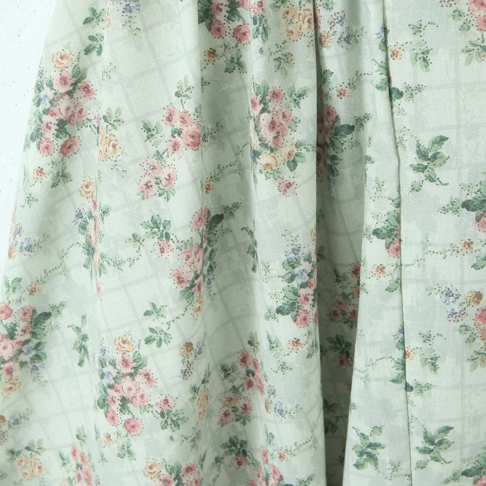 Romantisk Grønn Blomsterkjole – Korsettstil med Midi Lengde og Elegant Sving