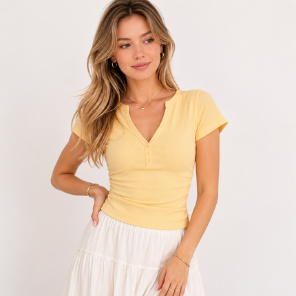 Gul V-hals T-skjorte til Dame – Elegant Slim Fit Sommertopp