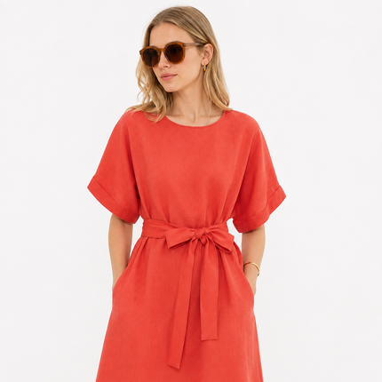 Kjole i 100 % Lin med Rund Hals – Minimalistisk Sommerkjole for Dame
