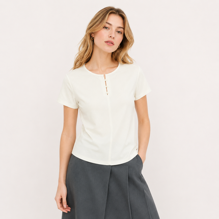 Ribbestrikket T-skjorte til Dame – Sommertopp med Cut-Out og Perleknapper