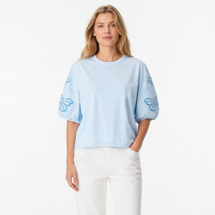 Hvit T-skjorte til Dame med Sommerfuglbroderi – Elegant Hollow Out Sommerstil