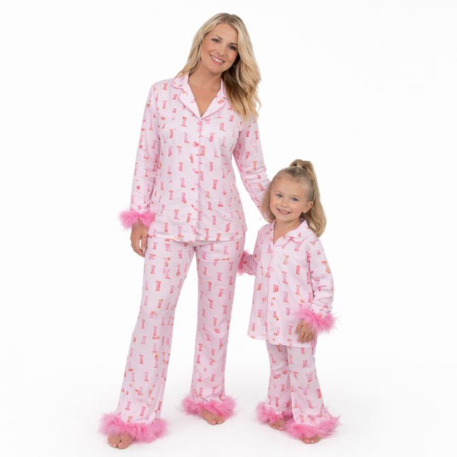 Matchende pysjamas for mamma og barn – 2-delt sett med fjærmansjetter og cowgirl-boot print (skjorte + bukse)