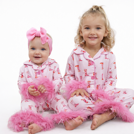 Matchende pysjamas for mamma og barn – 2-delt sett med fjærmansjetter og cowgirl-boot print (skjorte + bukse)