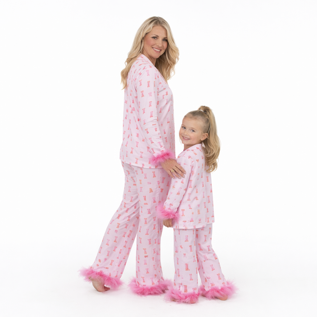 Matchende pysjamas for mamma og barn – 2-delt sett med fjærmansjetter og cowgirl-boot print (skjorte + bukse)