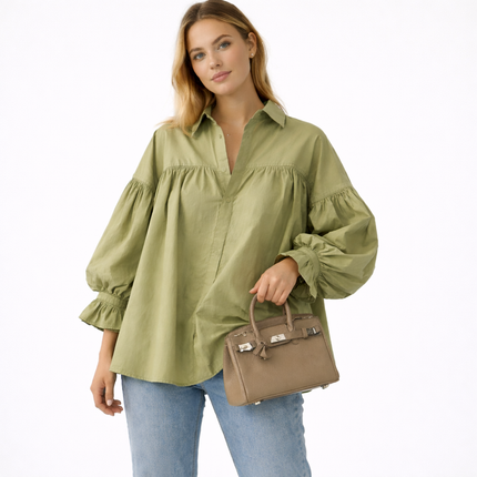 Plissert bluse i grønn med ballongermer – løs passform, knappelukking & klassisk krage (vår/sommer)