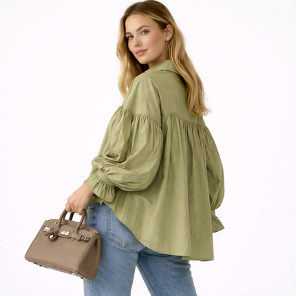 Plissert bluse i grønn med ballongermer – løs passform, knappelukking & klassisk krage (vår/sommer)